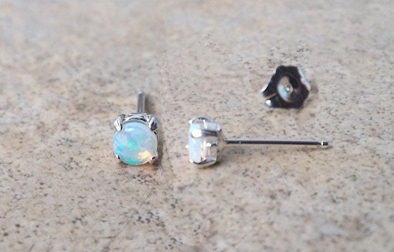 Echte Opal 4 Mm | Oktober Birthstone Ohrstecker in Sterling Silber Echte Opal 4 Mm | Oktober Birthstone Ohrstecker in Sterling Silber von Ashpreys