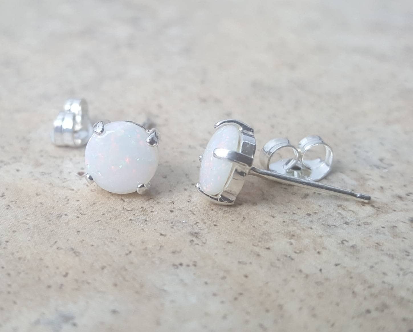 Echte Opal 6mm | October Birthstone Ohrstecker in Sterling Silber Echte Opal 6mm | October Birthstone Ohrstecker in Sterling Silber von Ashpreys
