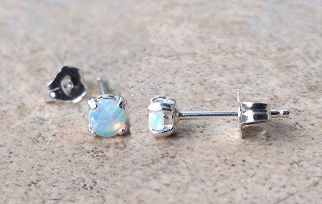 Echte Opal Ohrstecker - 3 Mm | Oktober Birthstone Ohrringe in Sterling Silber Echte Opal Ohrstecker - 3 Mm | Oktober Birthstone Ohrringe in Sterling Silber von Ashpreys