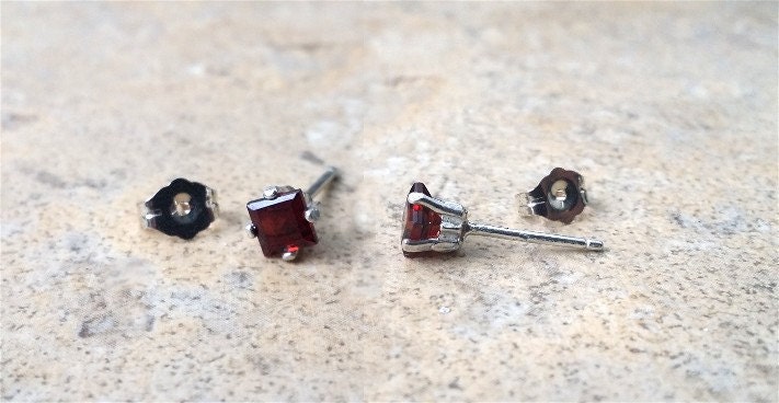 Granat Ohrringe-Echter 4 Mm Quadratisch Geschnittene Sterling Silber Ohrstecker-Januar Geburtstag Granat Ohrringe-Echter 4 Mm Quadratisch Geschnittene Sterling Silber Ohrstecker-Januar Geburtstag von Ashpreys