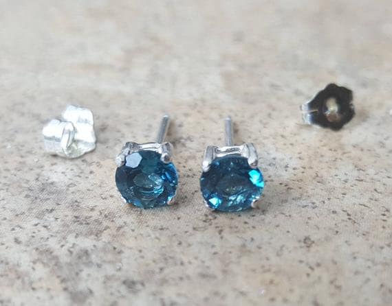 London Blue Topas Ohrringe - 6 Mm Echte Ohrstecker in Sterling Silber Oder Gold London Blue Topas Ohrringe - 6 Mm Echte Ohrstecker in Sterling Silber Oder Gold von Ashpreys