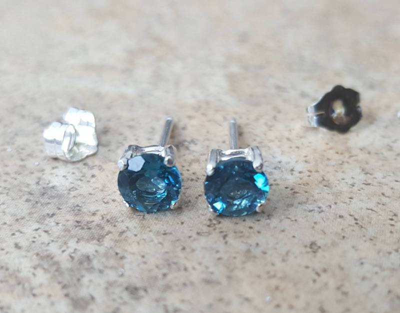 London Blue Topaz Ohrringe - 5mm Echte Ohrstecker in Sterling Silber Oder Gold London Blue Topaz Ohrringe - 5mm Echte Ohrstecker in Sterling Silber Oder Gold von Ashpreys