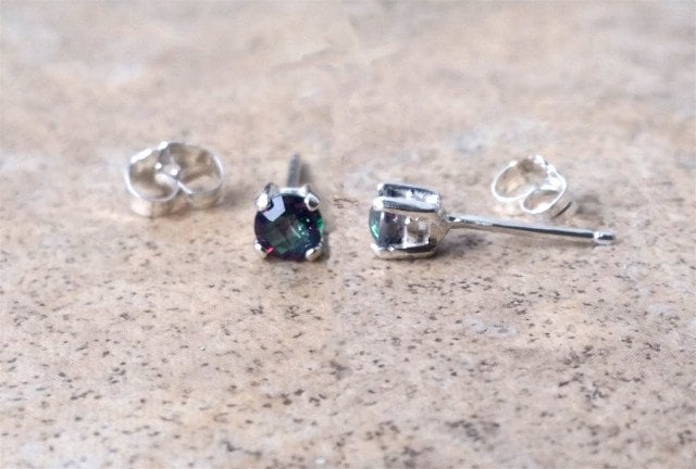 Rainbow Mystic Topaz Ohrringe - 4mm Ohrstecker in Silber Oder Gold von Ashpreys