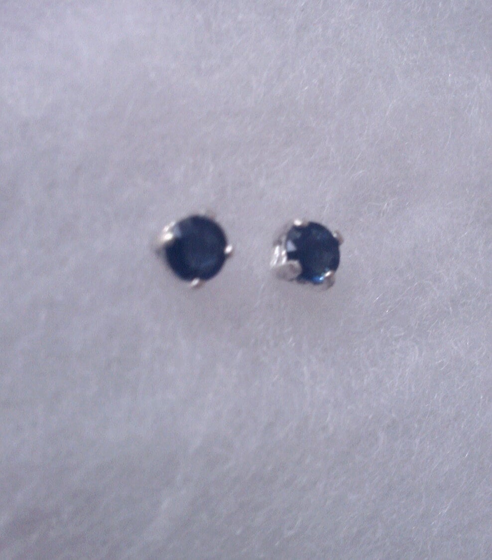 Saphir Ohrringe - Blauer 4mm Ohrstecker in Sterling Silber Oder Gold Saphir Ohrringe - Blauer 4mm Ohrstecker in Sterling Silber Oder Gold von Ashpreys