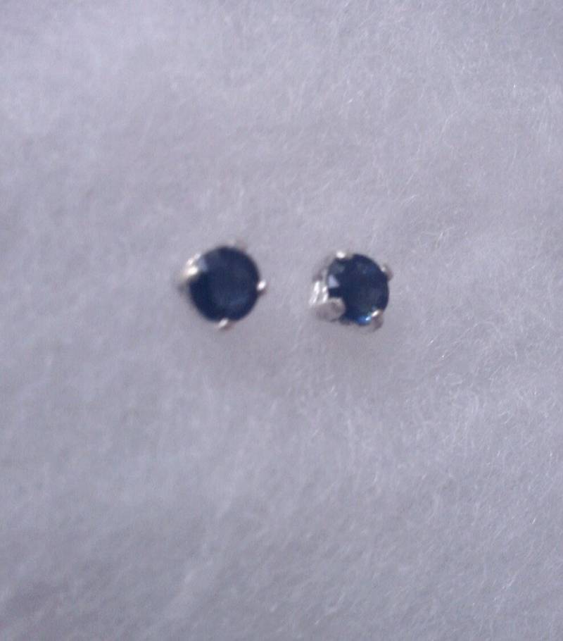 Saphir Ohrringe - Blauer 4mm Ohrstecker in Sterling Silber Oder Gold von Ashpreys