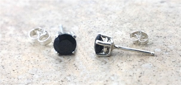 Schwarzer Onyx Ohrstecker - Echt 5mm Facettierte in Sterling Silber Schwarzer Onyx Ohrstecker - Echt 5mm Facettierte in Sterling Silber von Ashpreys
