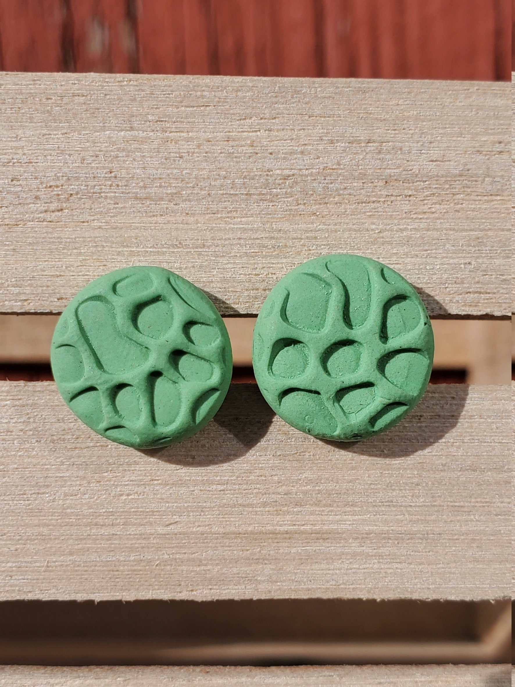strukturierte Grüne Polymer Clay Ohrstecker von AshsHappyAccidents