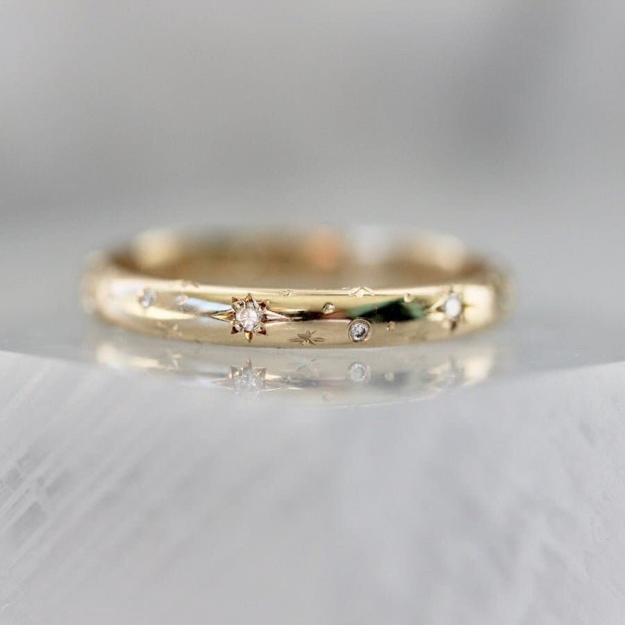 10K Gold Celestial Moissanit Ehering, Sterne Graviert von AsiaticJewel