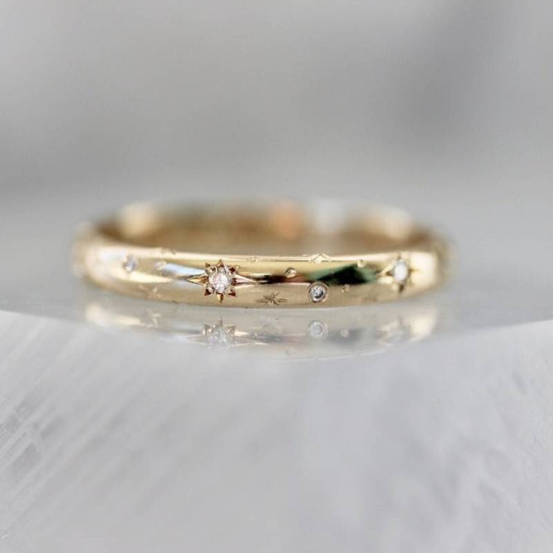 10K Gold Celestial Moissanit Ehering, Sterne Graviert von AsiaticJewel