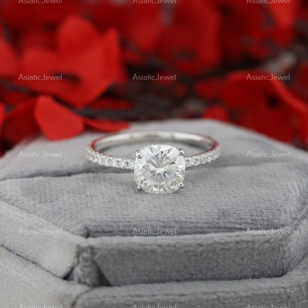 Kissenschliff Moissanite Versteckter Halo-Verlobungsring, 925 Starling Silver Solitaire Mit Akzentring, Frauen Diamantring, Versprechensring Für Sie von AsiaticJewel