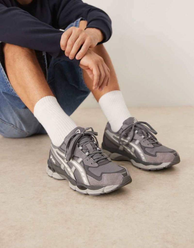 Asics - GEL-NYC 2055 - Sneaker in Dunkelgrau und Zementgrau von Asics