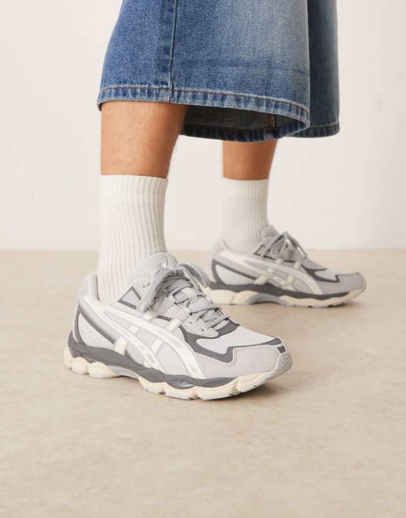 Asics - GEL-NYC 2055 - Sneaker in Gletschergrau und Cremeweiß von Asics