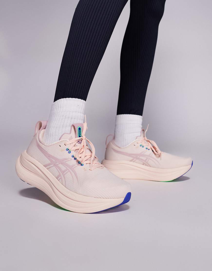 Asics - Gel-Nimbus 28 - Lauf-Sneaker in Perl Pink und Morganite-Rosa von Asics