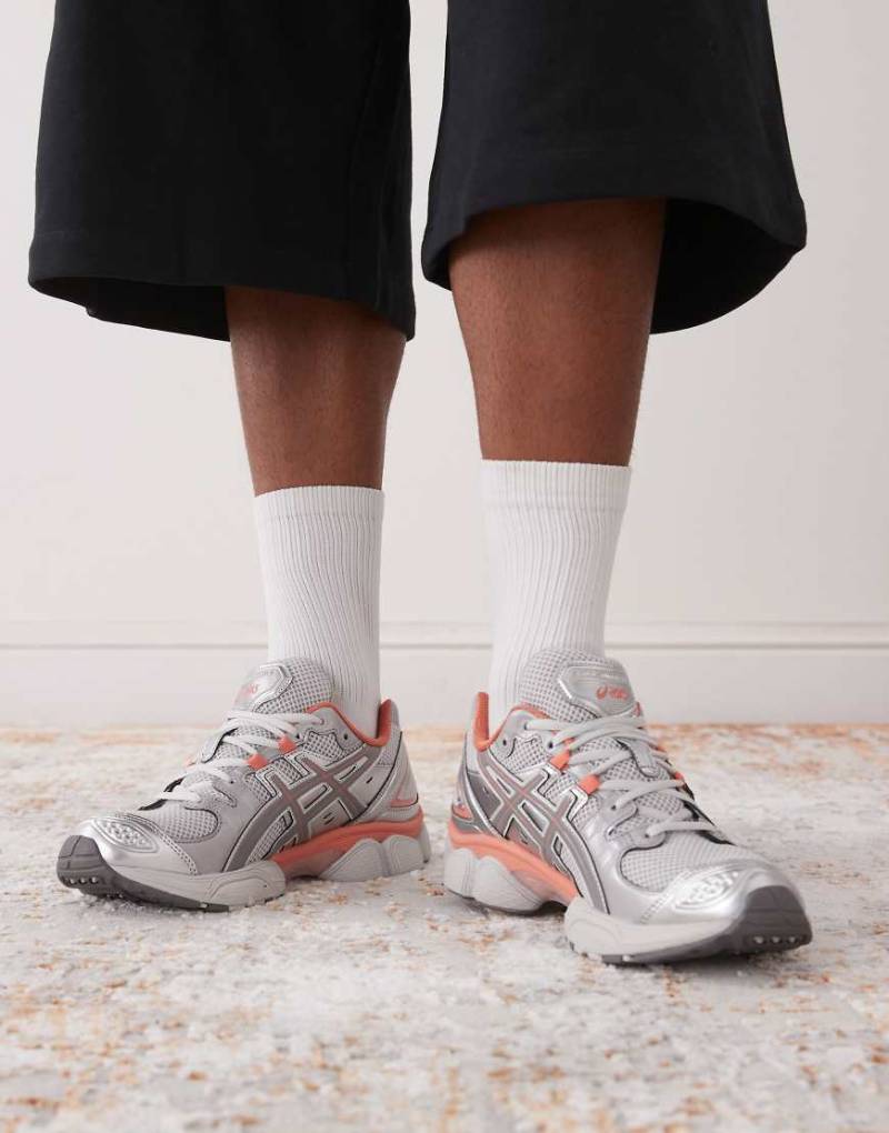 Asics - Gel-Nimbus 9 - Sneaker in Wolkengrau und Lehmbraun von Asics