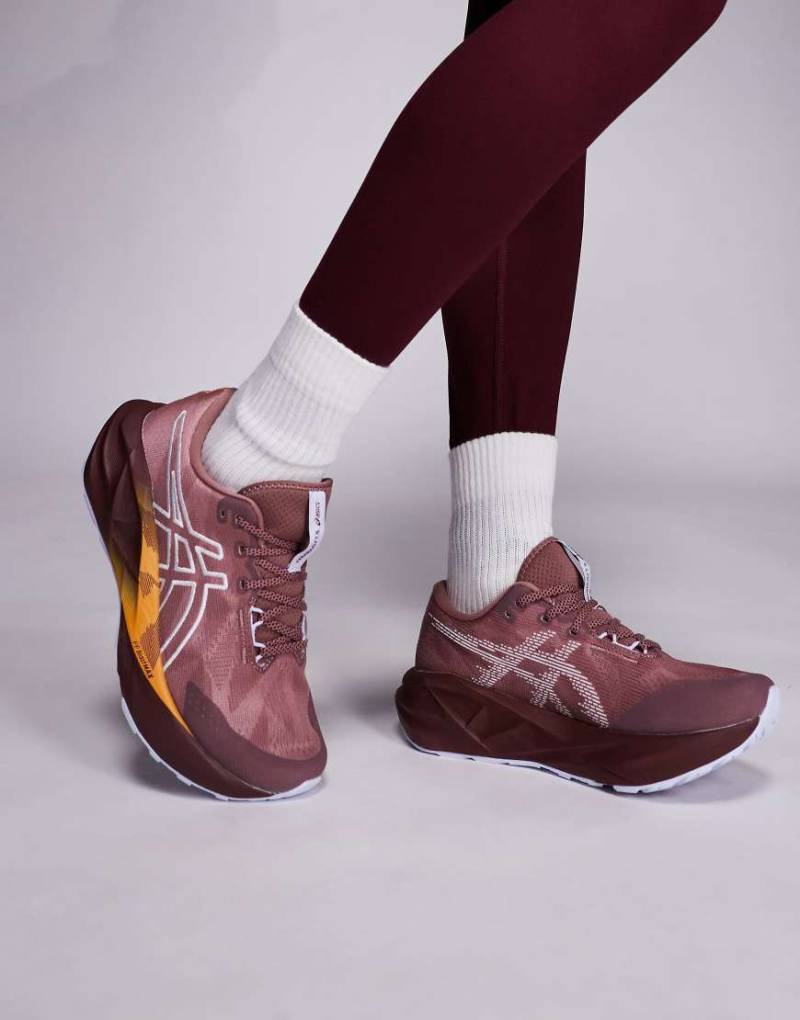 Asics - Novablast 5 - Lauf-Sneaker in Rot von Asics