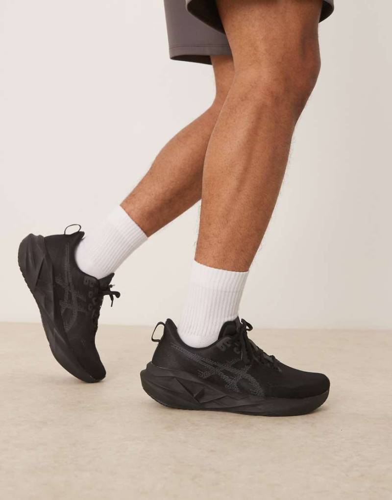 Asics - Novablast 5 - Lauf-Sneaker in Schwarz und Carrier Grey von Asics