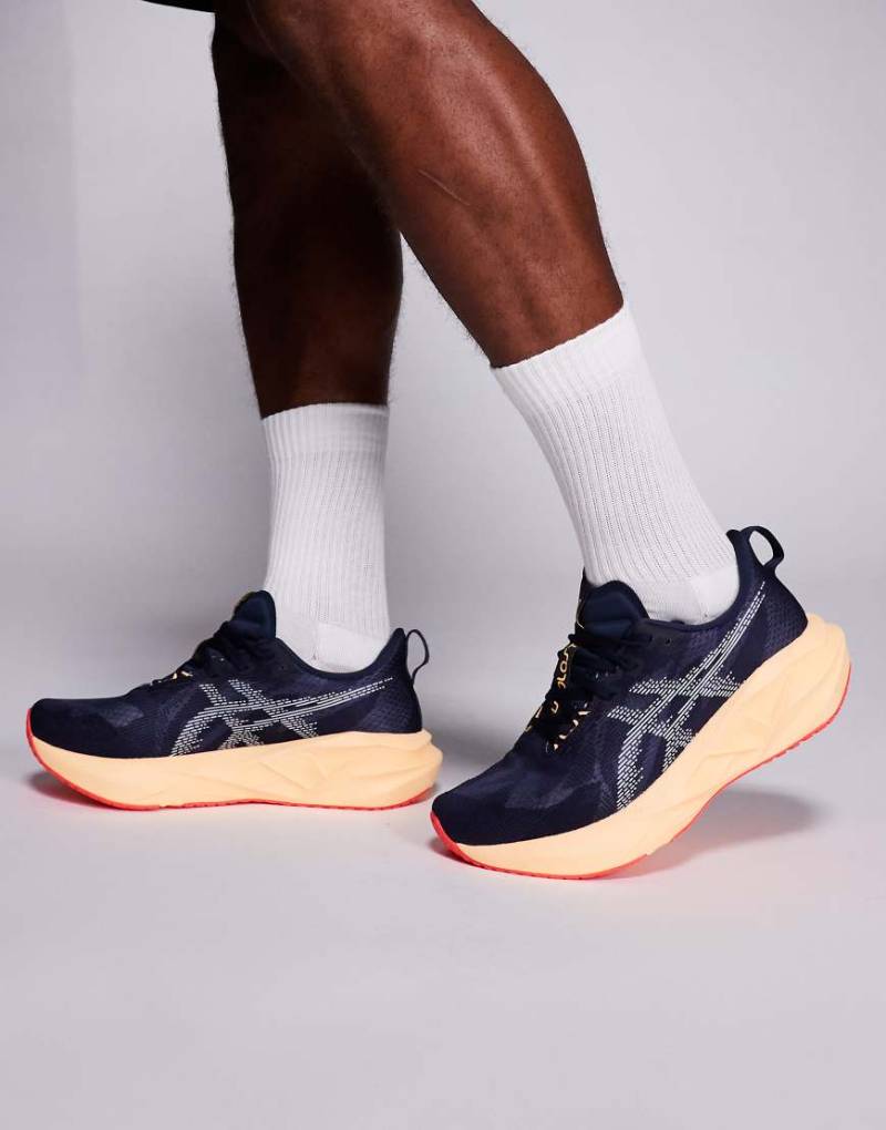 Asics - Novablast 5 - Laufschuhe in Midnight und Orange Glow-Marineblau von Asics