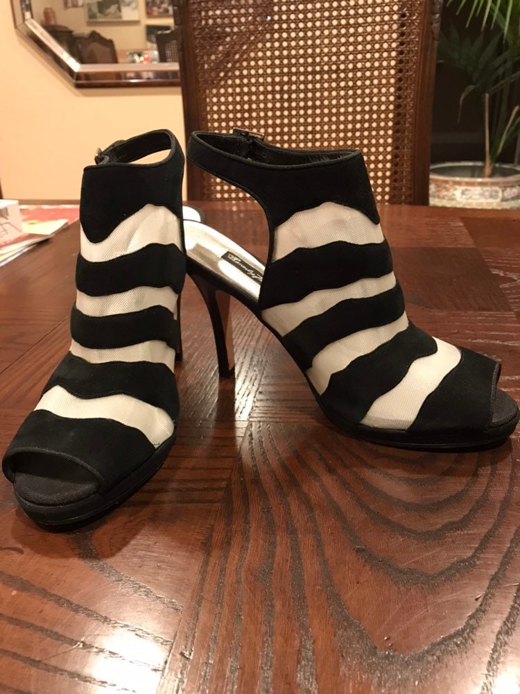Beverly Feldman Schwarzes Wildleder Und Weiße Maschen High Heels Gr. 8, 5 M von AskTheDustVintage