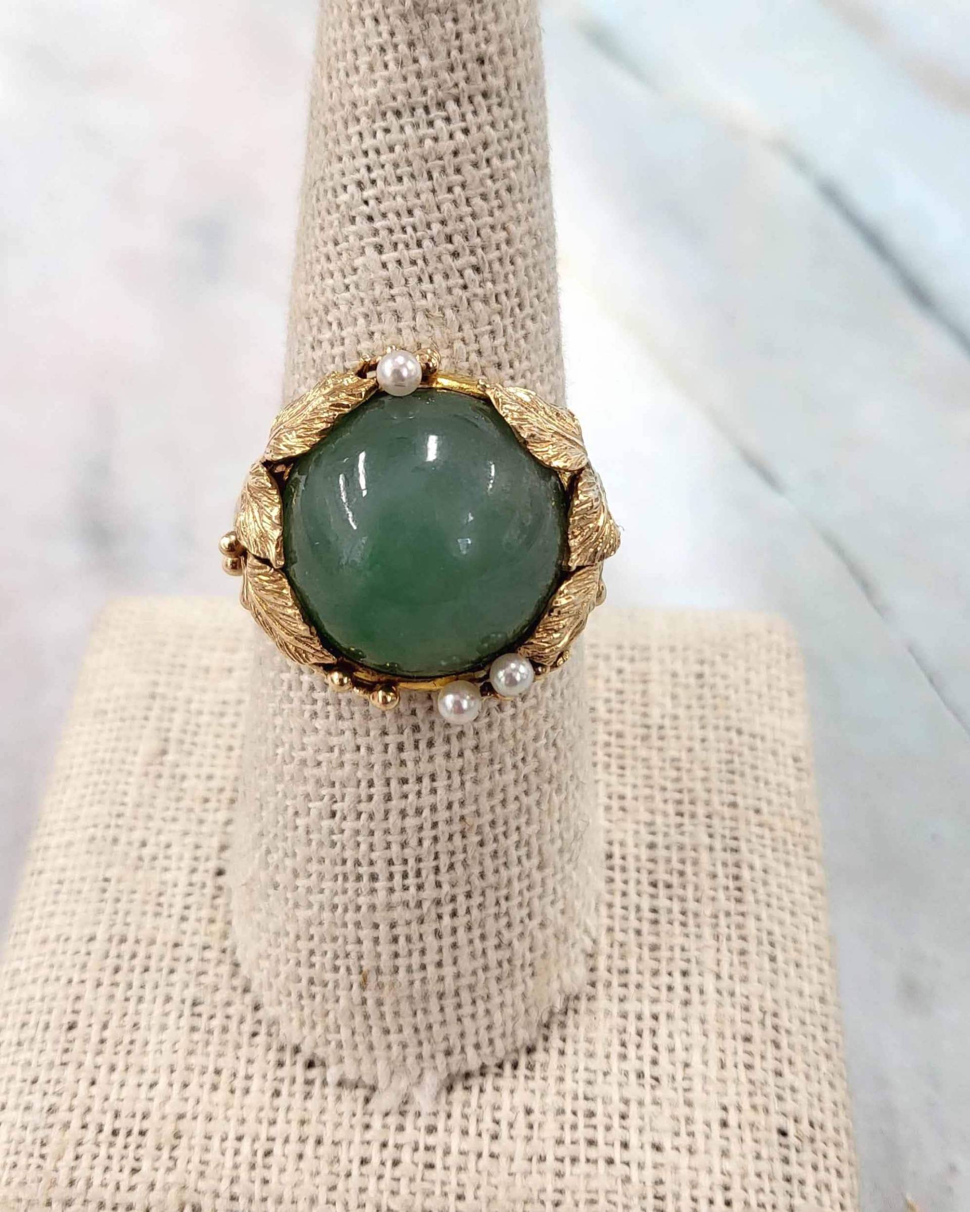 Vintage 14K Yg Jade Kuppel Floraler Ring Mit Perlen von AskaArtisansbyLisa