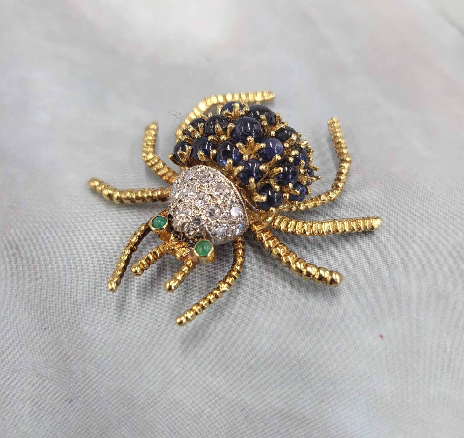 Vintage 18K Gold Saphir, Diamant Und Smaragd Spinne Brosche von AskaArtisansbyLisa