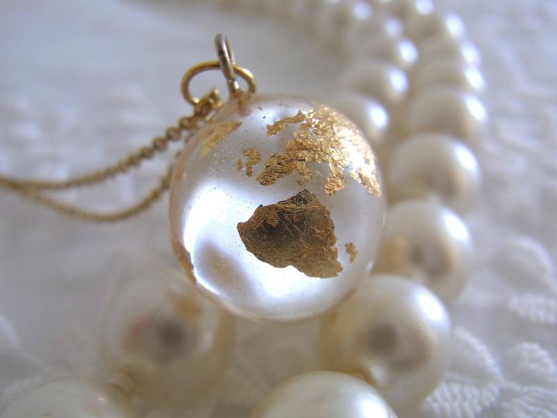 Blattgold-Harz-Erdkugel-Kugel-Halsketten-Anhänger-Schmuck Blattgold-Harz-Erdkugel-Kugel-Halsketten-Anhänger-Schmuck von AskasAtelier