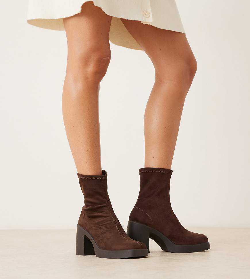 ASOS DESIGN Wide Fit - Edison - Hautenge Absatzstiefel aus Wildlederimitat in Schokobraun mit eckiger Zehenpartie und dicker Sohle, weite Passform-Brown von Asos Design Wide Fit