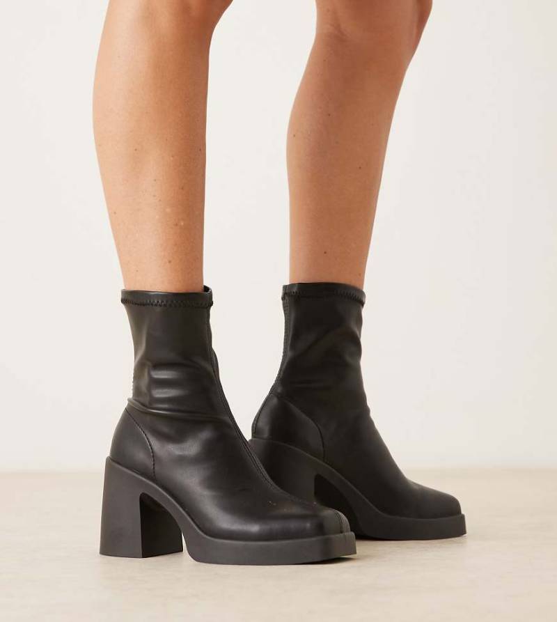 ASOS DESIGN Wide Fit - Edison - Sock-Boots in Schwarz mit eckiger Zehenpartie und dickem Absatz, weite Passform von Asos Design Wide Fit