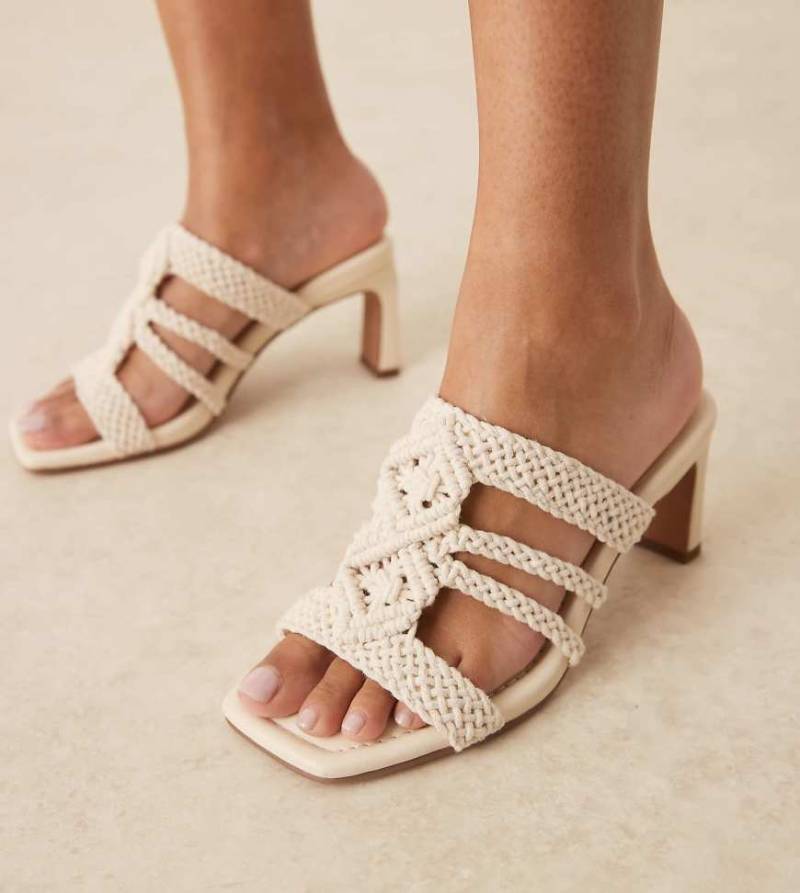 ASOS DESIGN Wide Fit - Heidi - Mules in Wollweiß mit Webdetail und mittelhohem Absatz, weite Passform von Asos Design Wide Fit