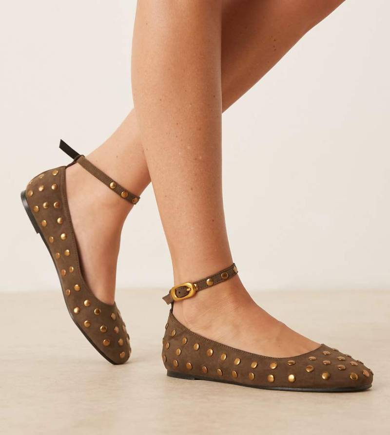 ASOS DESIGN Wide Fit - Lara - Ballerinas aus Wildlederimitat in Oliv mit runder Zehenpartie und Nieten-Grün von ASOS DESIGN