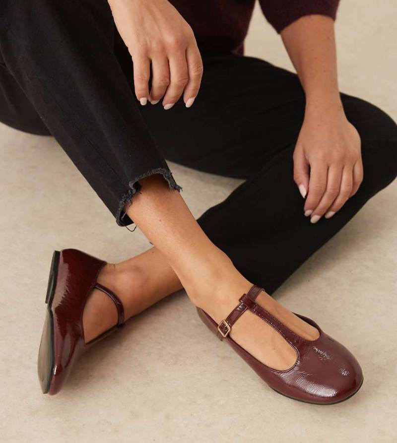 ASOS DESIGN Wide Fit - Latham - Mary-Jane-Ballerinas in burgunderroter Lackoptik, weite Passform von ASOS DESIGN