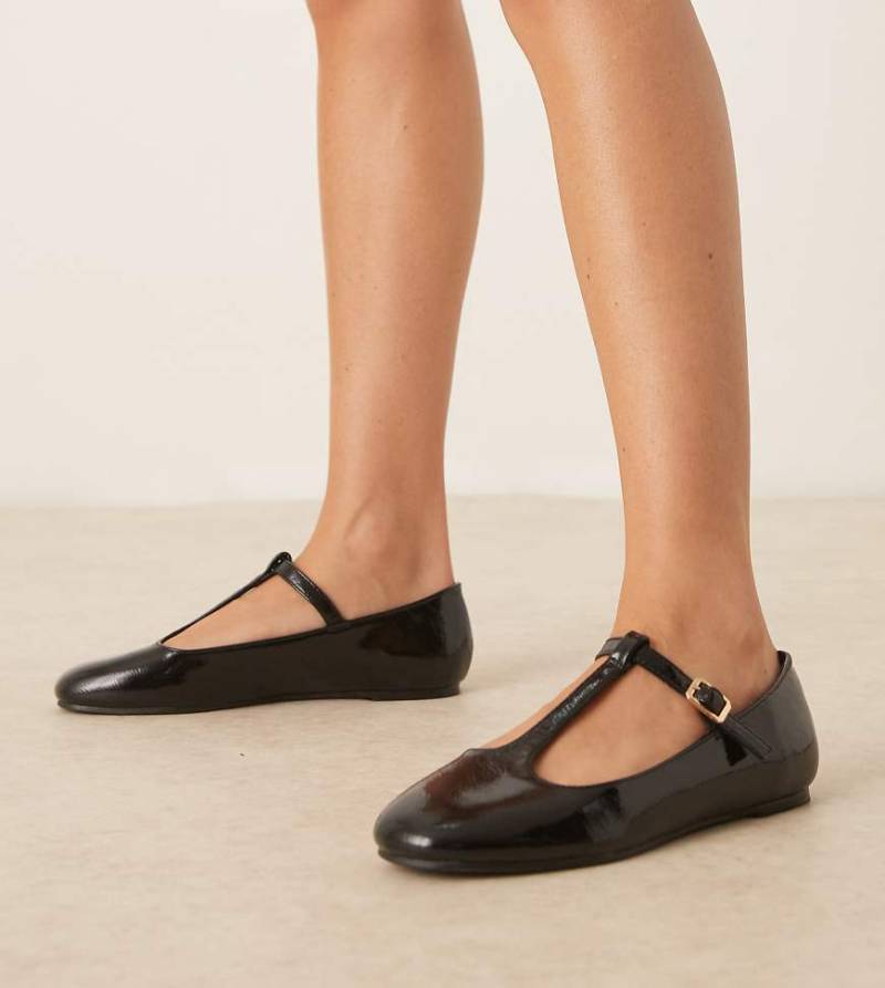 ASOS DESIGN Wide Fit - Latham - Mary-Jane-Ballerinas in schwarzer Lackoptik, weite Passform von ASOS DESIGN