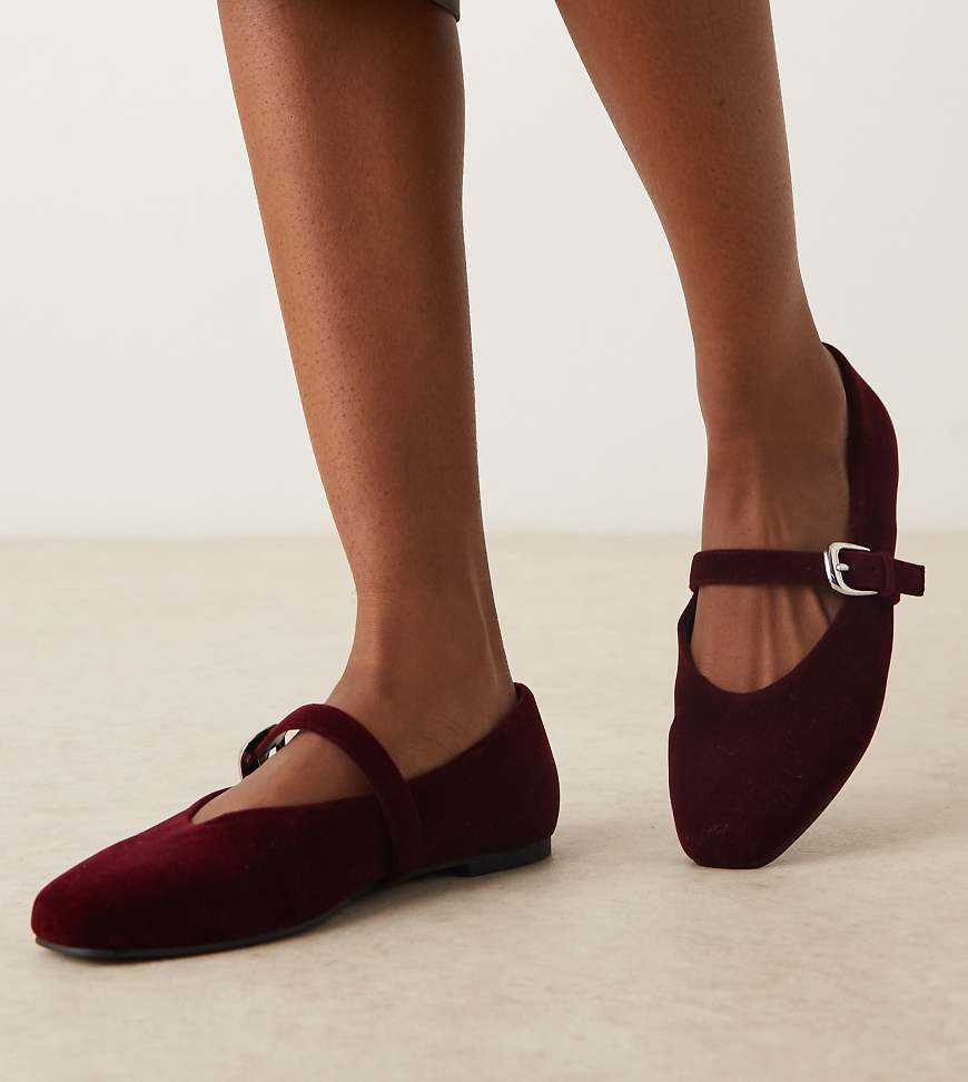 ASOS DESIGN Wide Fit - Leah - Mary-Jane-Ballerinas aus Samt in Burgunderrot, weite Passform von Asos Design Wide Fit