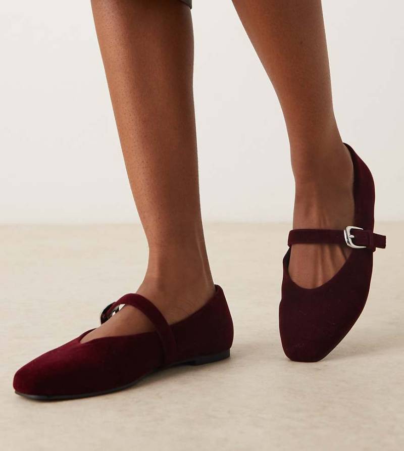 ASOS DESIGN Wide Fit - Leah - Mary-Jane-Ballerinas aus Samt in Burgunderrot, weite Passform von ASOS DESIGN