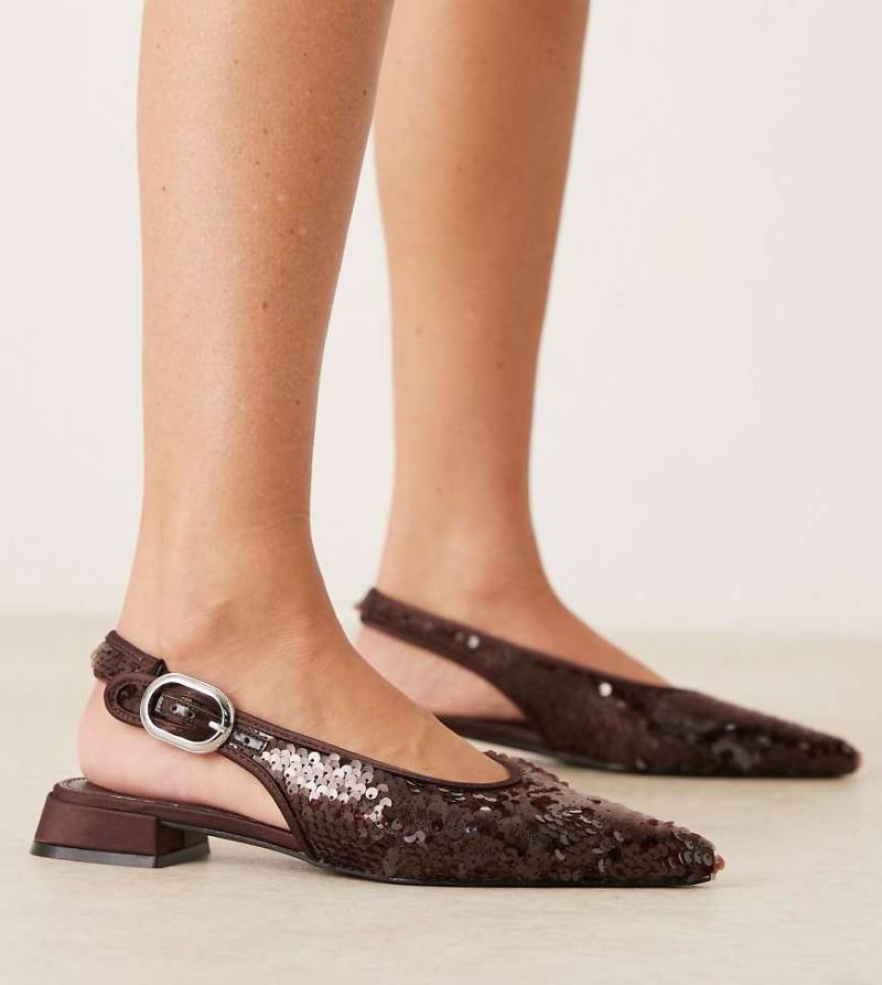 ASOS DESIGN Wide Fit - Leonora - Pailletten-Ballerinas in Schokobraun mit Fersenriemen, weite Passform-Brown von Asos Design Wide Fit