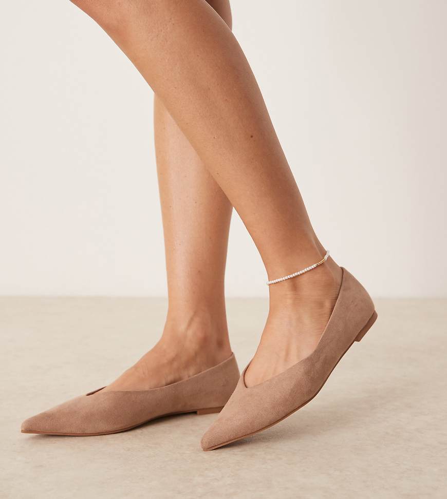 ASOS DESIGN Wide Fit - Ludo - Spitze Ballerinas aus Wildlederimitat in Beige-Neutral ASOS DESIGN Wide Fit - Ludo - Spitze Ballerinas aus Wildlederimitat in Beige-Neutral von ASOS DESIGN Wide Fit