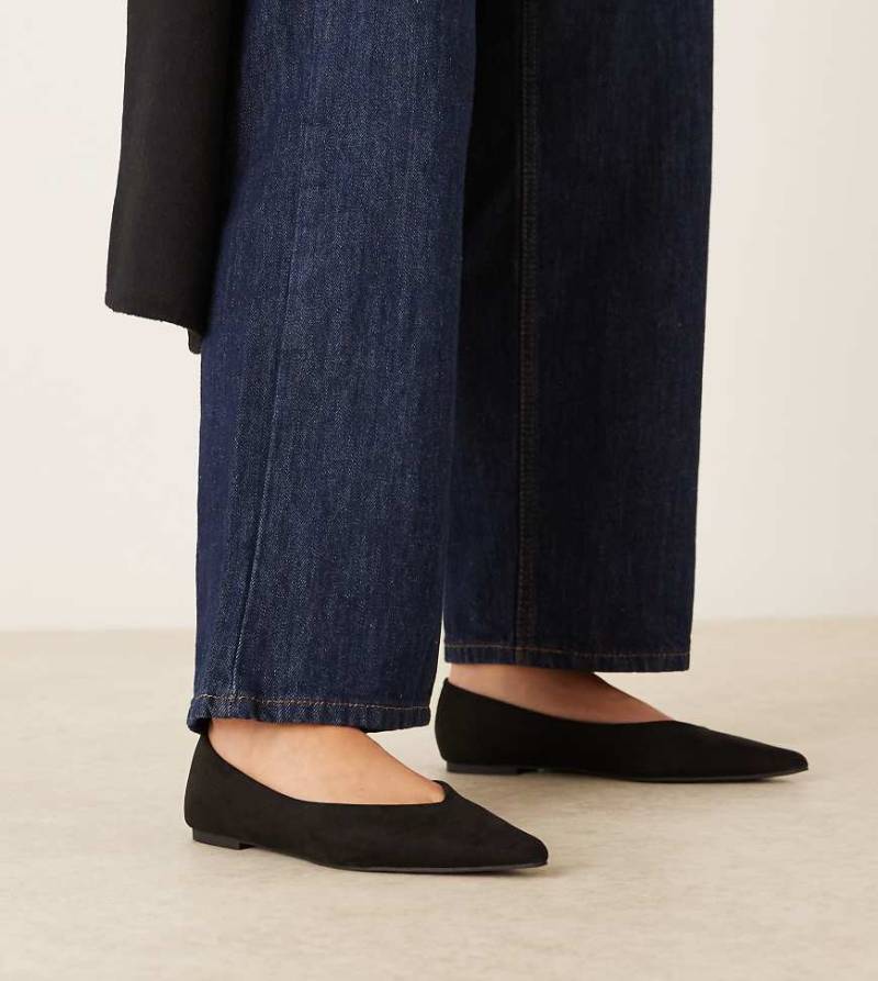 ASOS DESIGN Wide Fit - Ludo - Spitze Ballerinas aus Wildlederimitat in Schwarz von ASOS DESIGN