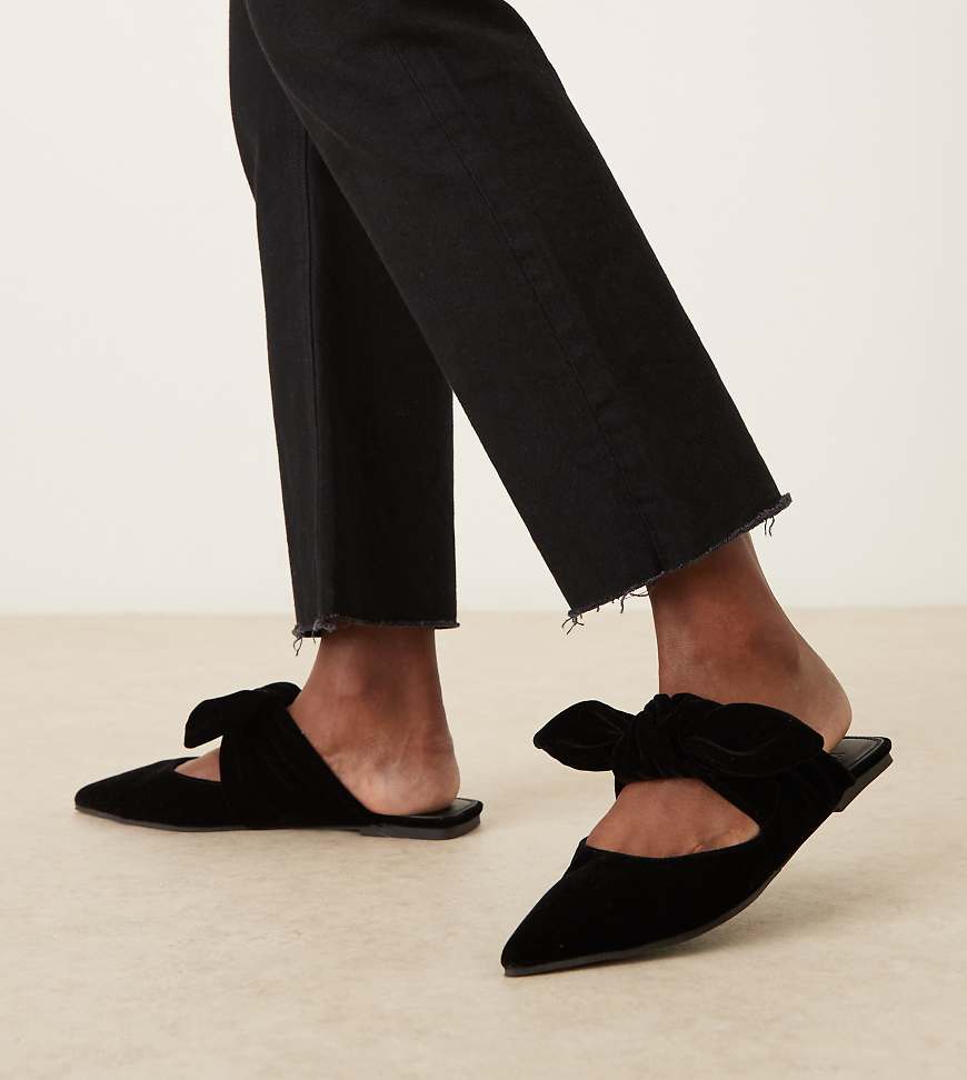 ASOS DESIGN Wide Fit - Lunar - Mules aus Samt in Schwarz mit Schleife, weite Passform ASOS DESIGN Wide Fit - Lunar - Mules aus Samt in Schwarz mit Schleife, weite Passform von Asos Design Wide Fit