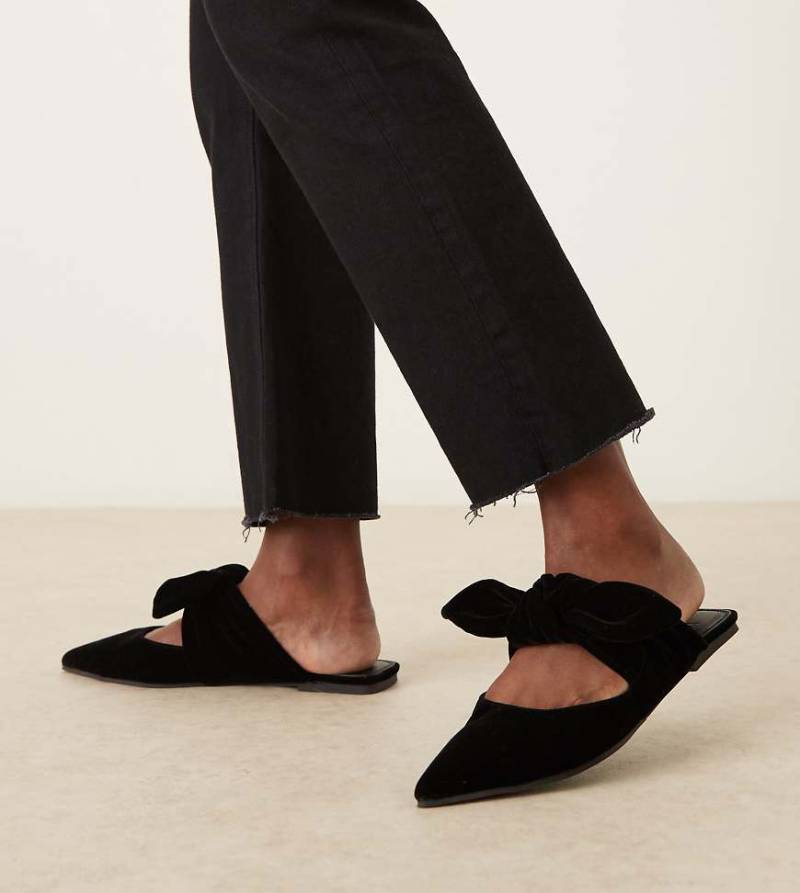ASOS DESIGN Wide Fit - Lunar - Mules aus Samt in Schwarz mit Schleife, weite Passform ASOS DESIGN Wide Fit - Lunar - Mules aus Samt in Schwarz mit Schleife, weite Passform von Asos Design Wide Fit