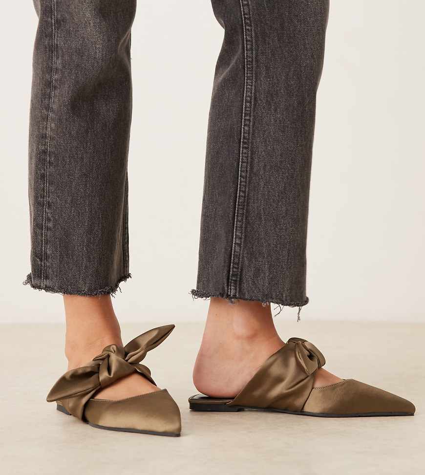 ASOS DESIGN Wide Fit - Lunar - Satin-Mules in Olivgrün mit Schleifendetail, weite Passform von Asos Design Wide Fit