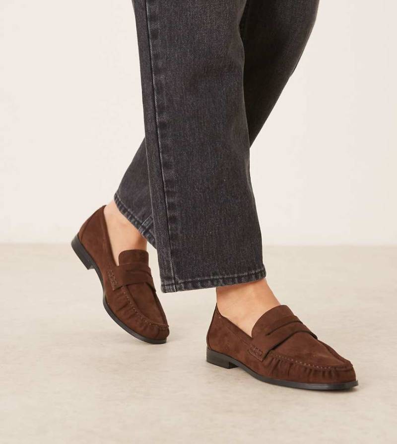 ASOS DESIGN Wide Fit - Minnie - Loafer aus braunem Wildlederimitat mit gerafften Details von ASOS DESIGN