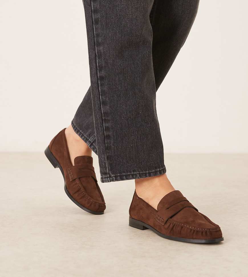 ASOS DESIGN Wide Fit - Minnie - Loafer aus braunem Wildlederimitat mit gerafften Details von ASOS DESIGN Wide Fit