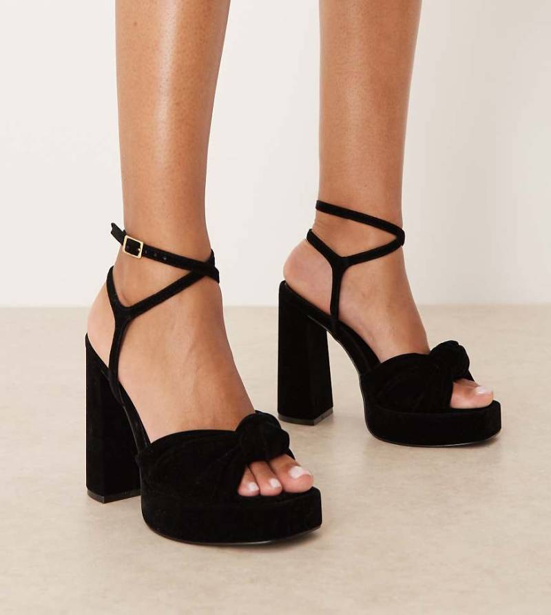 ASOS DESIGN Wide Fit - Nutshell - Samt-Sandaletten in Schwarz mit Plateausohle, Blockabsatz und Zierknoten, weite Passform von Asos Design Wide Fit