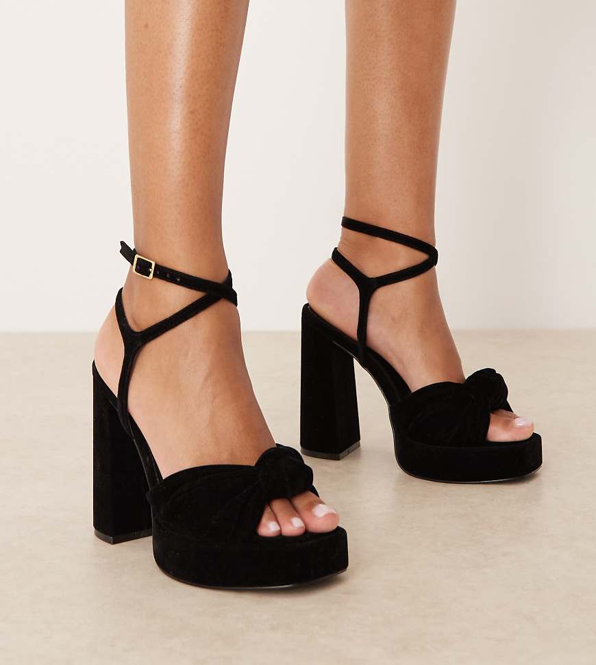 ASOS DESIGN Wide Fit - Nutshell - Samt-Sandaletten in Schwarz mit Plateausohle, Blockabsatz und Zierknoten, weite Passform ASOS DESIGN Wide Fit - Nutshell - Samt-Sandaletten in Schwarz mit Plateausohle, Blockabsatz und Zierknoten, weite Passform von Asos Design Wide Fit