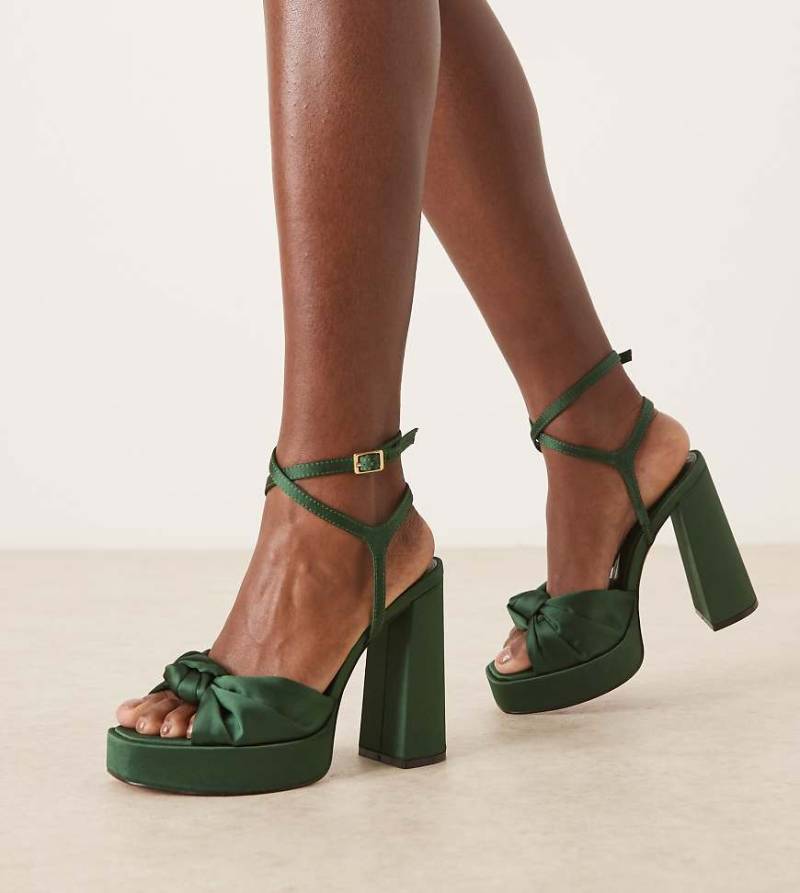 ASOS DESIGN Wide Fit - Nutshell - Satin-Sandaletten in Dunkelgrün mit Plateausohle, Blockabsatz und Zierknoten, weite Passform von ASOS DESIGN