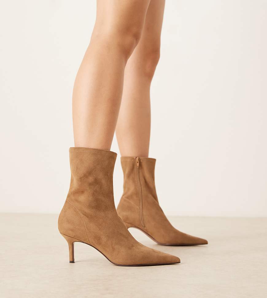 ASOS DESIGN Wide Fit - Rosalind - Ankle Boots aus Wildlederimitat in Sand mit Kitten-Absatz, weite Passform-Neutral von Asos Design Wide Fit