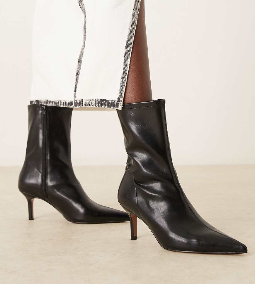 ASOS DESIGN Wide Fit - Rosalind - Ankle Boots in Schwarz mit Kitten-Absatz, weite Passform von Asos Design Wide Fit