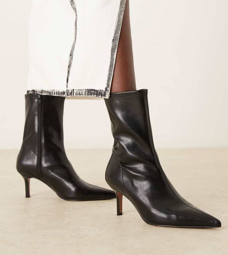 ASOS DESIGN Wide Fit - Rosalind - Ankle Boots in Schwarz mit Kitten-Absatz, weite Passform von Asos Design Wide Fit