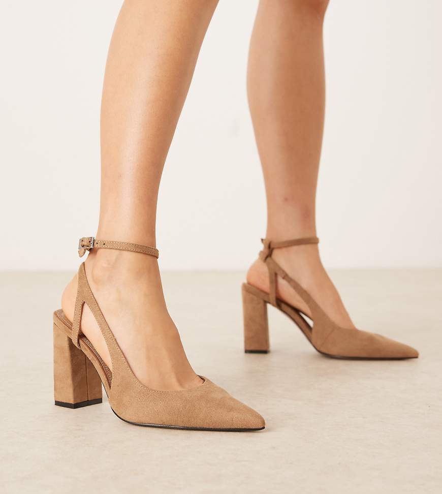 ASOS DESIGN Wide Fit - Schuhe aus Wildlederimitat in Kamelbraun mit hohem Blockabsatz und Paisley-Muster-Rot von Asos Design Wide Fit