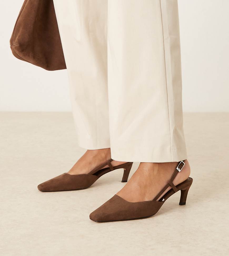 ASOS DESIGN Wide Fit - Shadow - Slingback-Schuhe aus Wildlederimitat in Schokobraun mit abgeschrägter Spitze und mittelhohem Absatz, weite Passform-Brown ASOS DESIGN Wide Fit - Shadow - Slingback-Schuhe aus Wildlederimitat in Schokobraun mit abgeschrägter Spitze und mittelhohem Absatz, weite Passform-Brown von Asos Design Wide Fit