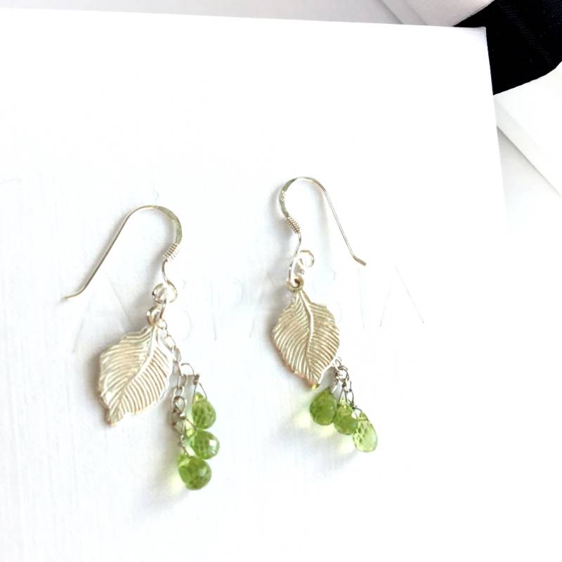 Boho Sterling Silber Blatt Ohrringe Mit Peridot Edelsteinen Boho Sterling Silber Blatt Ohrringe Mit Peridot Edelsteinen von AspasiaJewellery